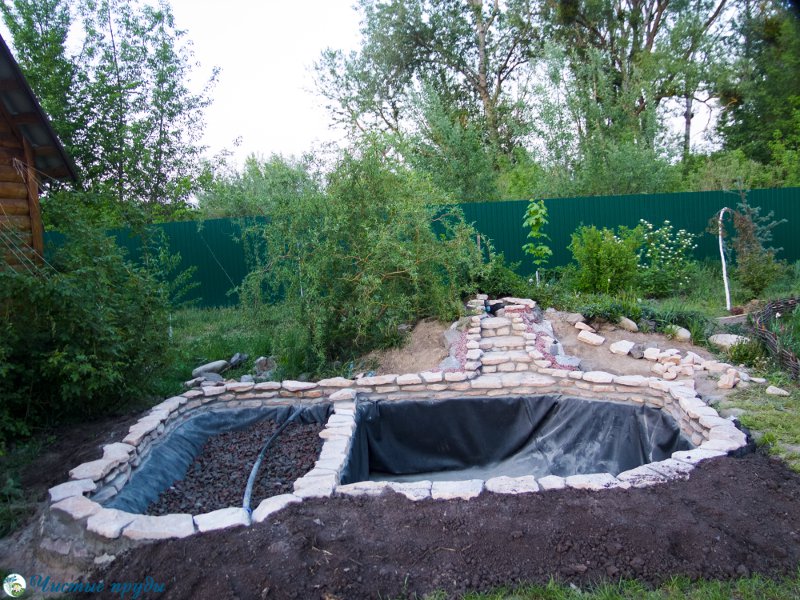 Декоративный пруд с водопадом и подпорной стеной