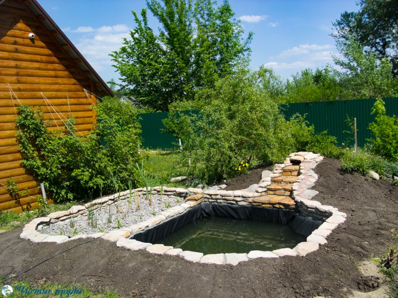 Декоративный пруд с водопадом и подпорной стеной