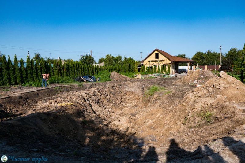 Плавательный пруд, декорированный галькой