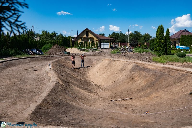 Плавательный пруд, декорированный галькой