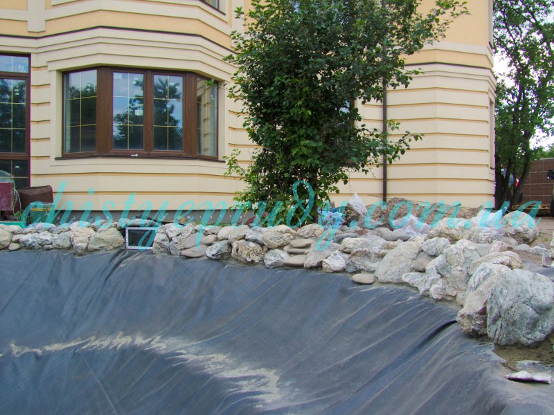 Пруд для рыб с водопадом
